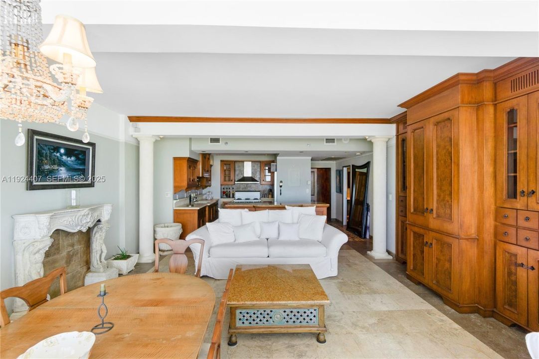 For Sale: $1,150,000 (1 beds, 1 baths, 960 Square Feet)