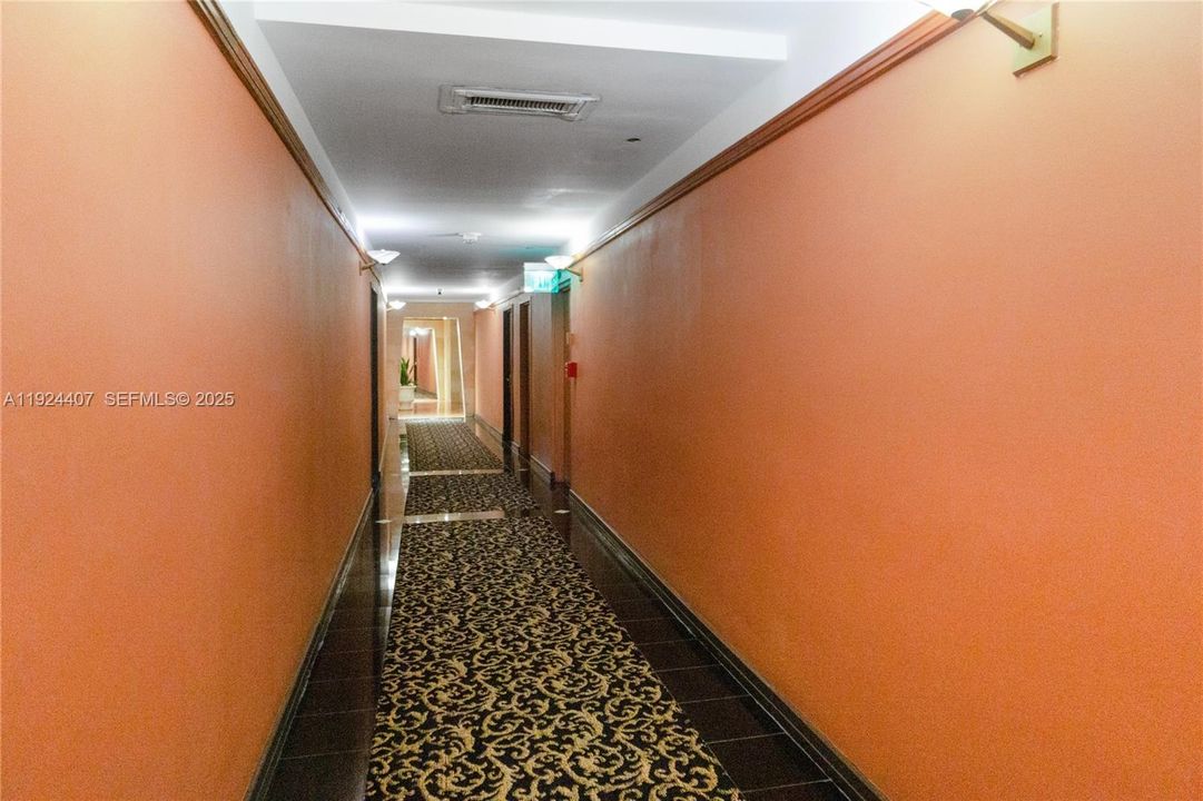 For Sale: $1,150,000 (1 beds, 1 baths, 960 Square Feet)