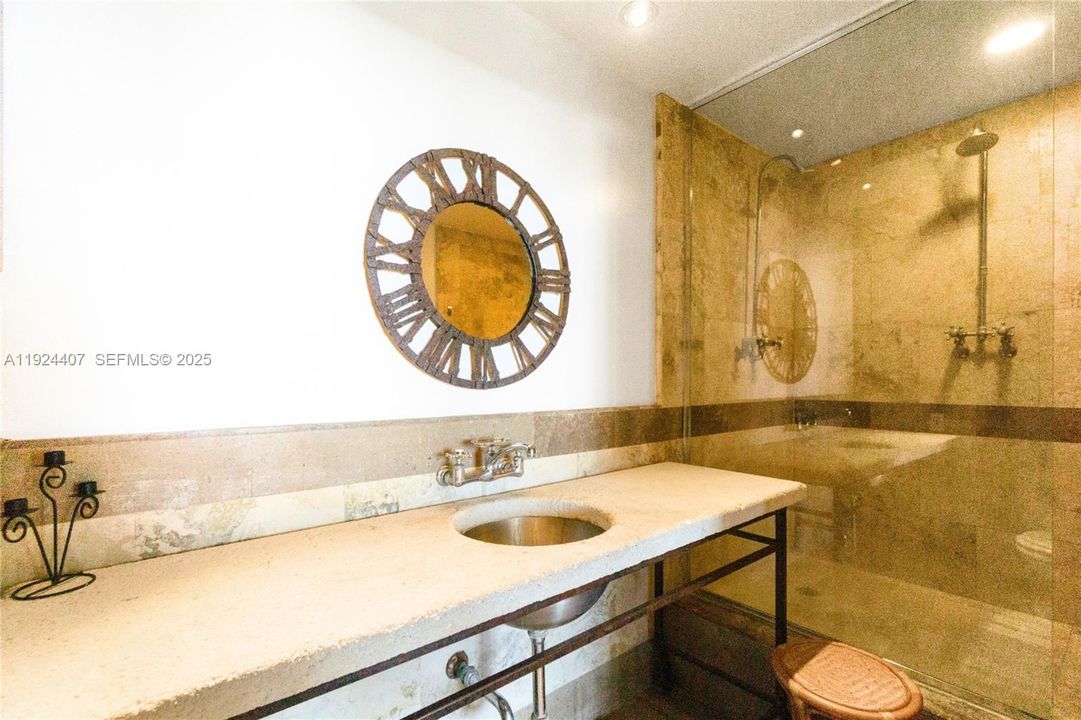 For Sale: $1,150,000 (1 beds, 1 baths, 960 Square Feet)