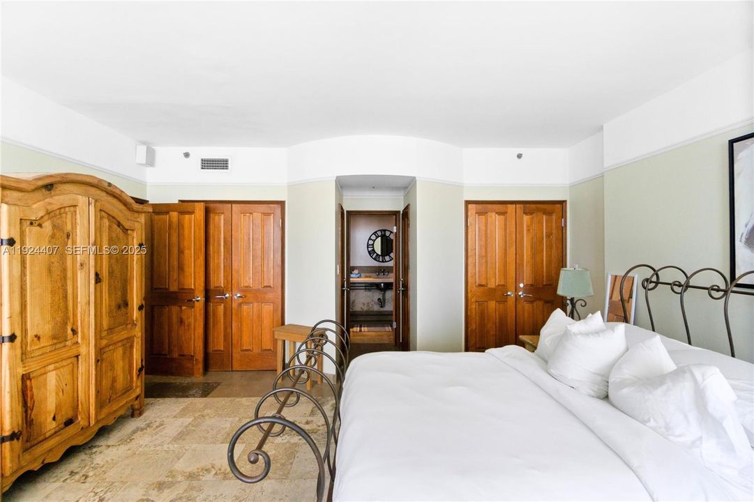 For Sale: $1,150,000 (1 beds, 1 baths, 960 Square Feet)