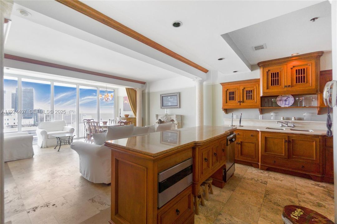 For Sale: $1,150,000 (1 beds, 1 baths, 960 Square Feet)