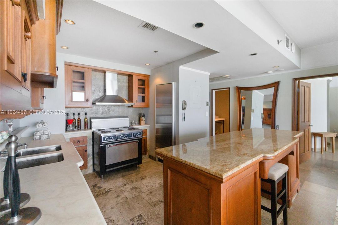 For Sale: $1,150,000 (1 beds, 1 baths, 960 Square Feet)