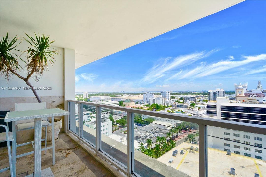 For Sale: $1,150,000 (1 beds, 1 baths, 960 Square Feet)