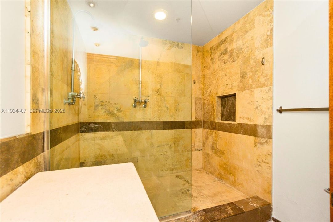 For Sale: $1,150,000 (1 beds, 1 baths, 960 Square Feet)