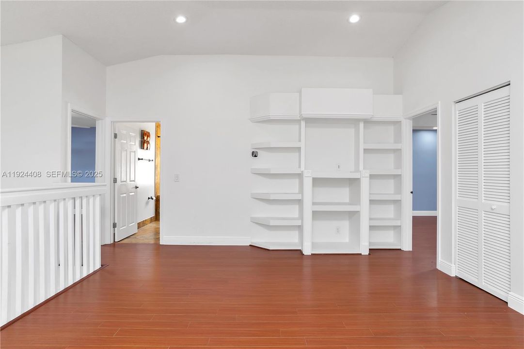 В аренду: $4,000 (2 спален, 2 ванн, 1976 Квадратных фут)