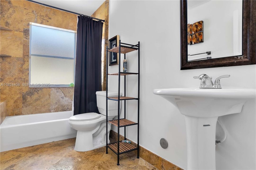 В аренду: $4,000 (2 спален, 2 ванн, 1976 Квадратных фут)