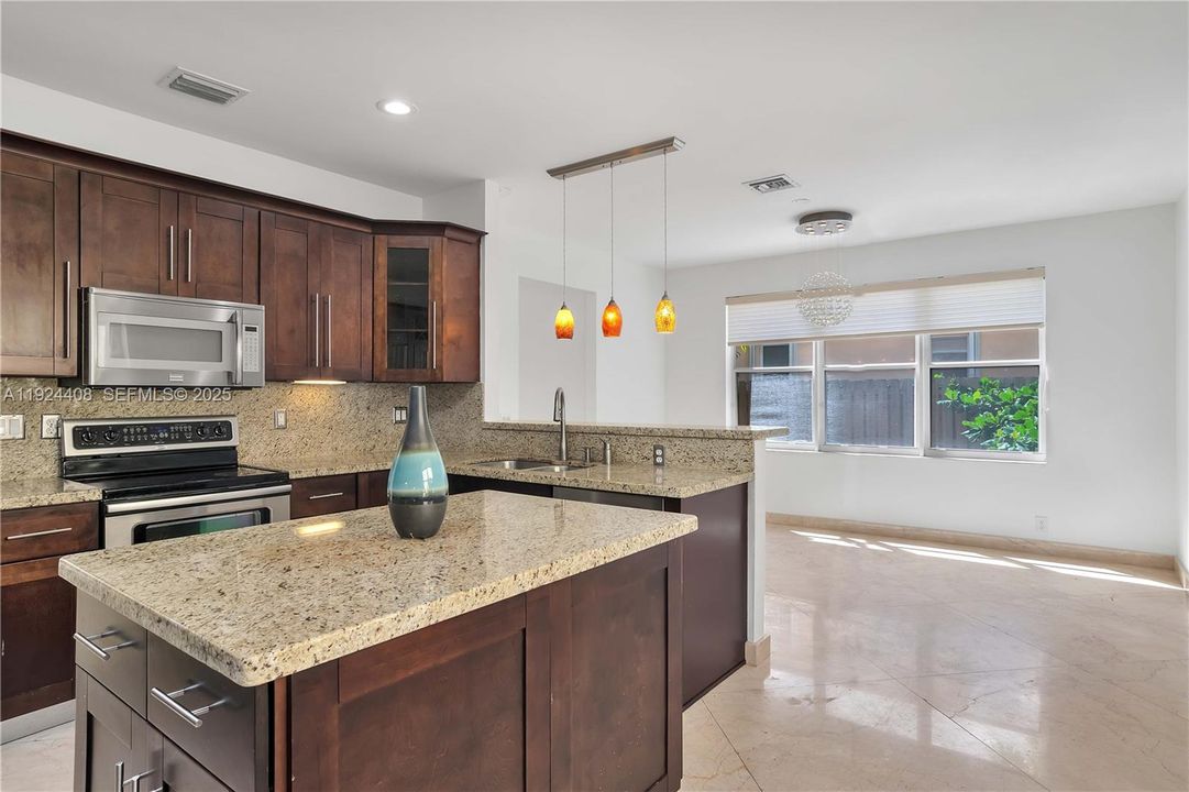 В аренду: $4,000 (2 спален, 2 ванн, 1976 Квадратных фут)