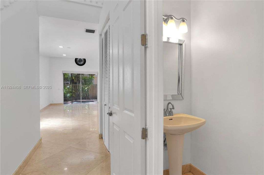 В аренду: $4,000 (2 спален, 2 ванн, 1976 Квадратных фут)