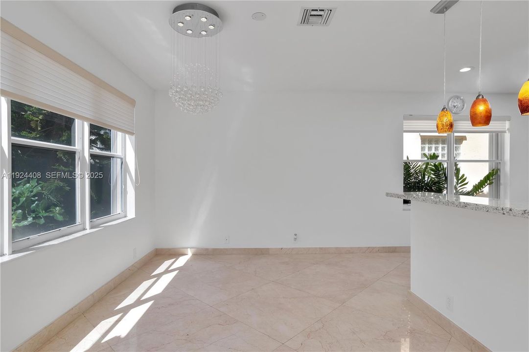 В аренду: $4,000 (2 спален, 2 ванн, 1976 Квадратных фут)