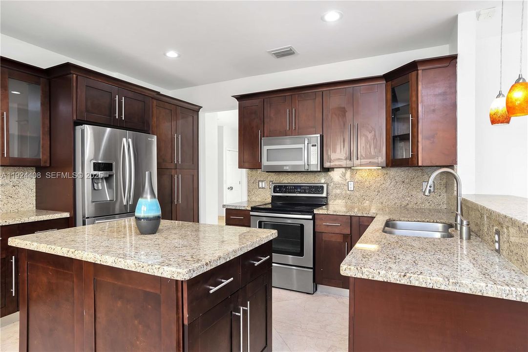 В аренду: $4,000 (2 спален, 2 ванн, 1976 Квадратных фут)