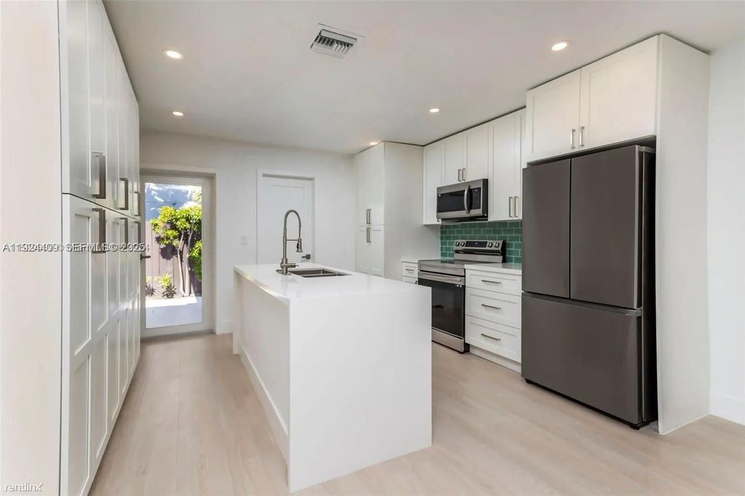 出租: $3,350 (2 贝兹, 2 浴室, 1946 平方英尺)