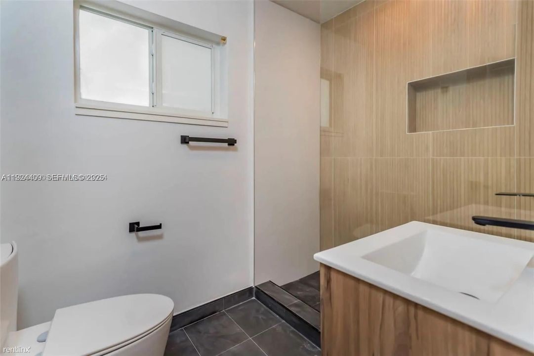 出租: $3,350 (2 贝兹, 2 浴室, 1946 平方英尺)