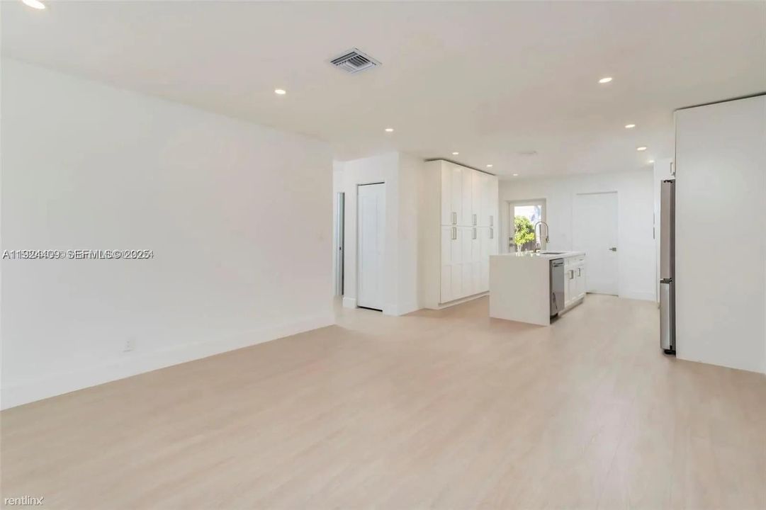 出租: $3,350 (2 贝兹, 2 浴室, 1946 平方英尺)