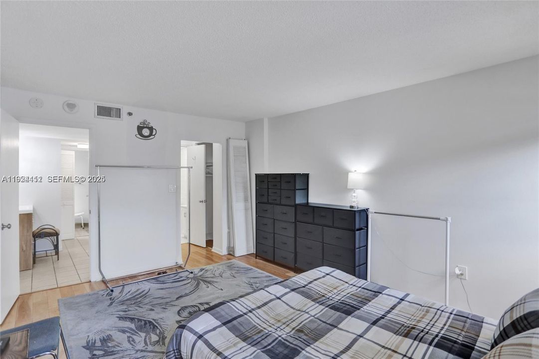 For Rent: $2,500 (1 beds, 1 baths, 1058 Square Feet)