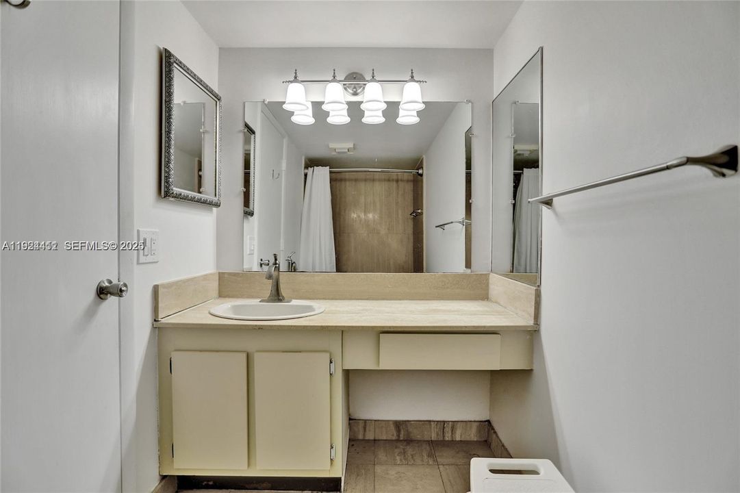 For Rent: $2,500 (1 beds, 1 baths, 1058 Square Feet)