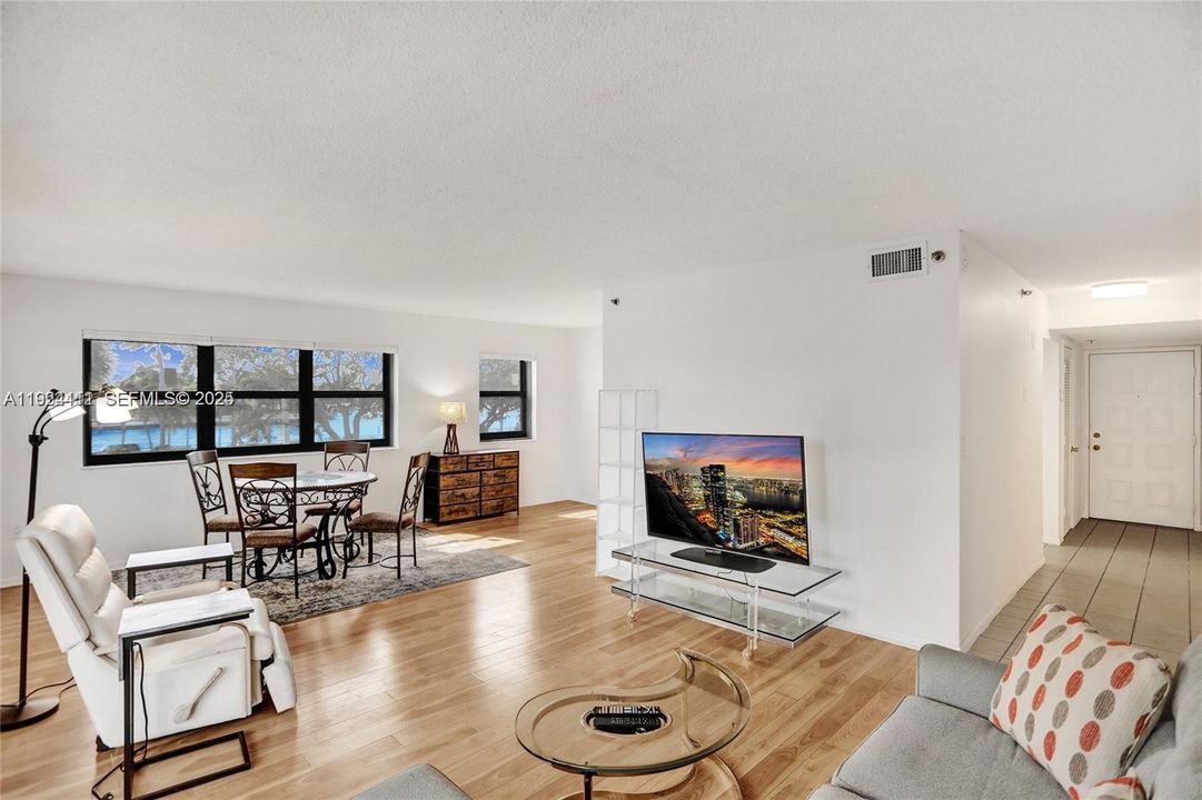 For Rent: $2,500 (1 beds, 1 baths, 1058 Square Feet)