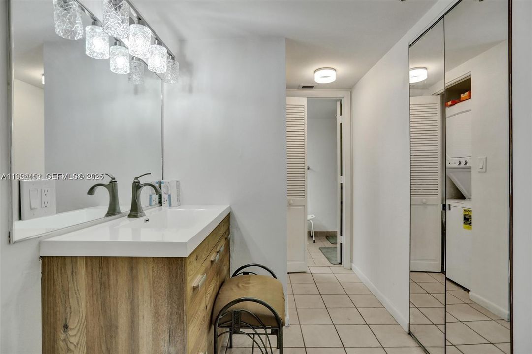 For Rent: $2,500 (1 beds, 1 baths, 1058 Square Feet)