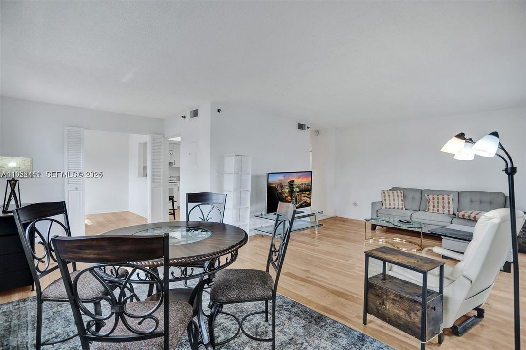 For Rent: $2,500 (1 beds, 1 baths, 1058 Square Feet)