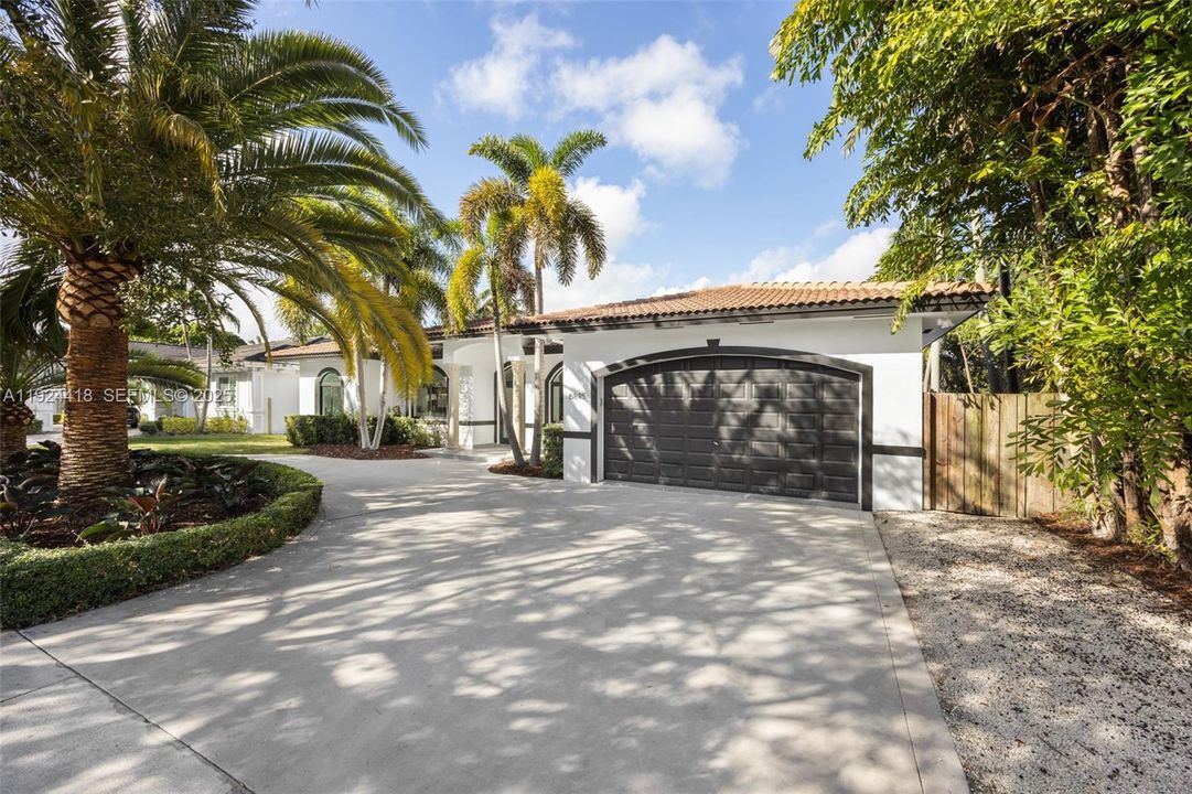 For Sale: $2,495,000 (5 beds, 3 baths, 2754 Square Feet)