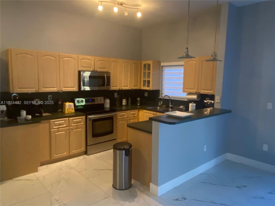 For Rent: $4,150 (3 beds, 2 baths, 1815 Square Feet)