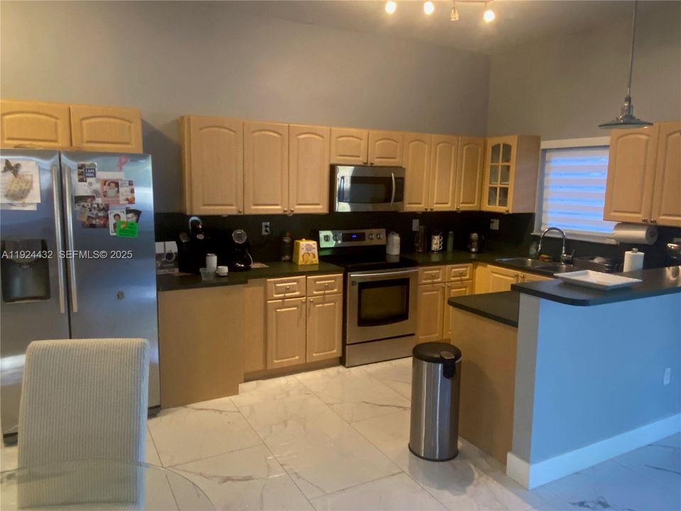 For Rent: $4,150 (3 beds, 2 baths, 1815 Square Feet)