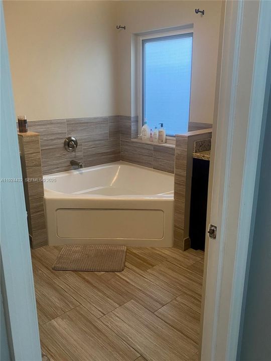 For Rent: $4,150 (3 beds, 2 baths, 1815 Square Feet)