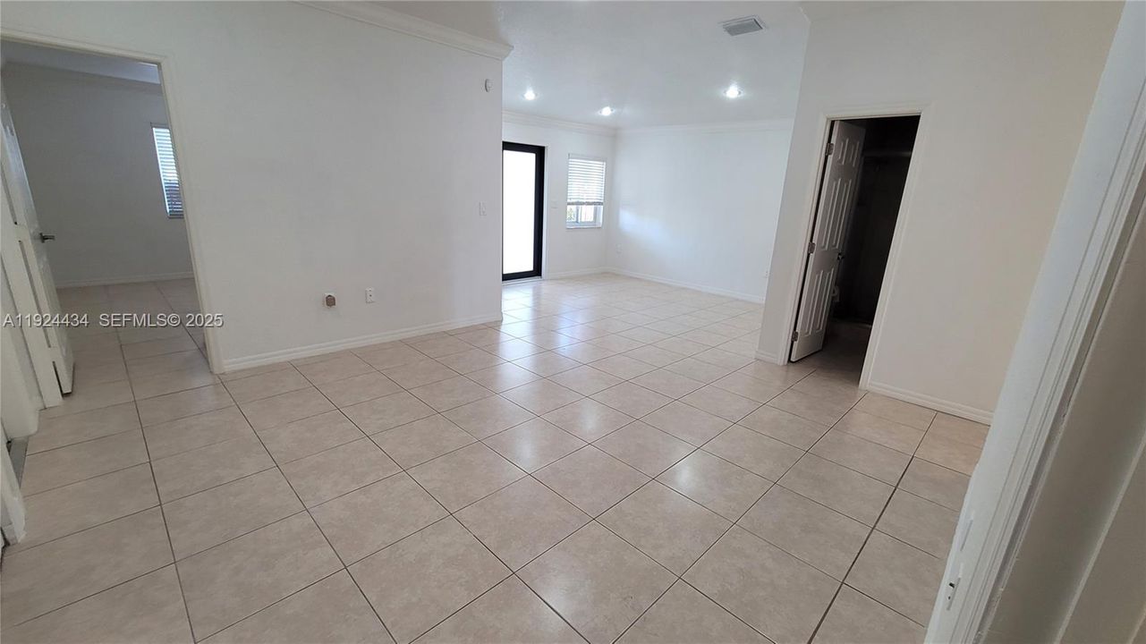 En Renta: $3,300 (4 camas, 3 baños, 1668 Pies cuadrados)