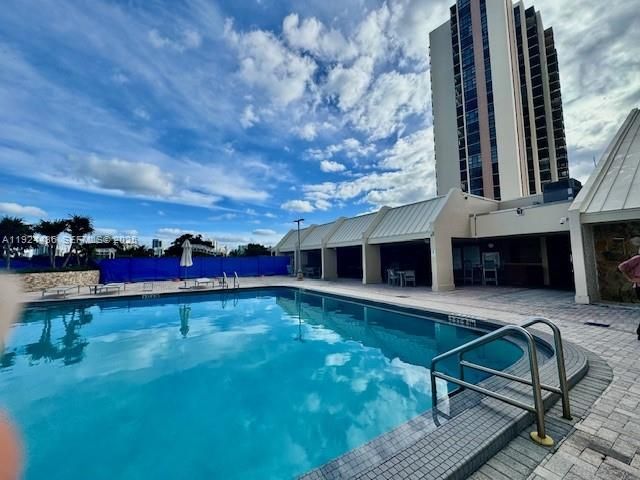 For Sale: $265,000 (1 beds, 1 baths, 1038 Square Feet)