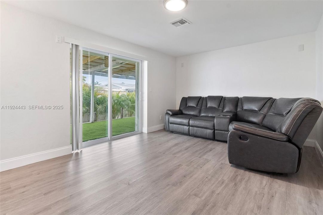 For Sale: $560,000 (3 beds, 2 baths, 1498 Square Feet)