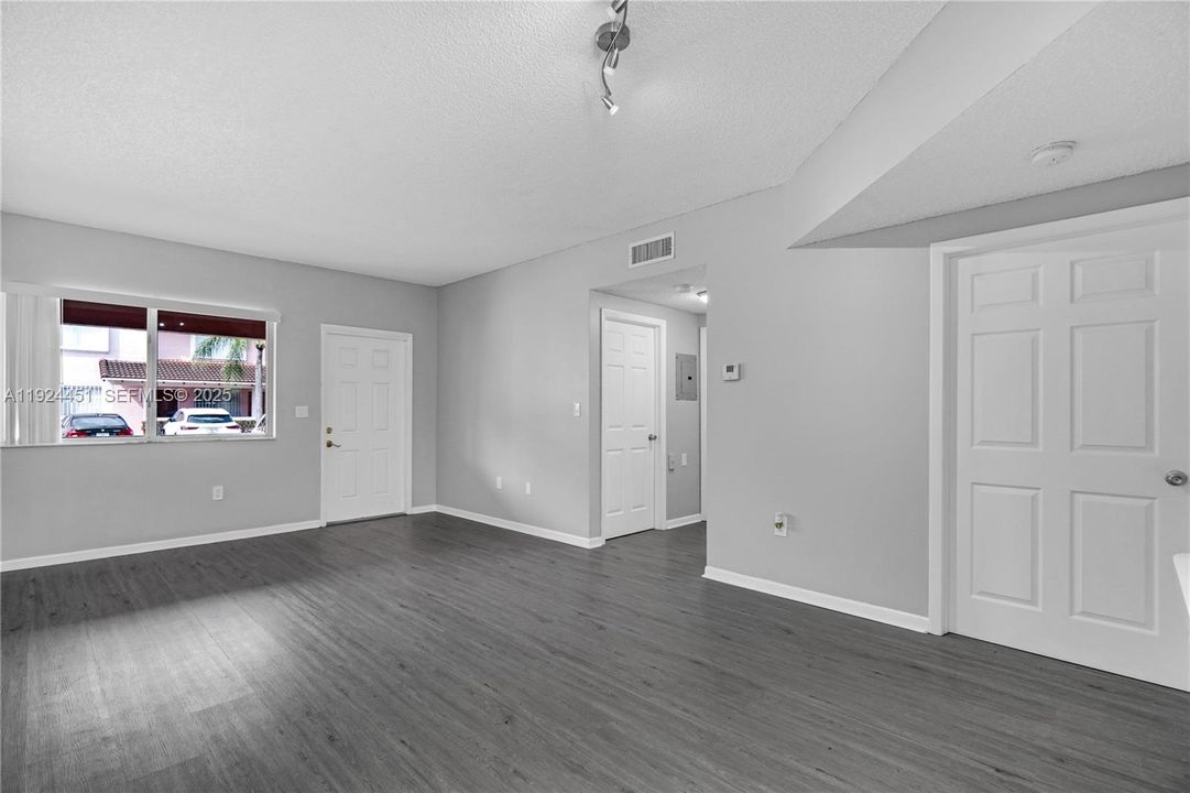 For Rent: $2,400 (2 beds, 2 baths, 824 Square Feet)