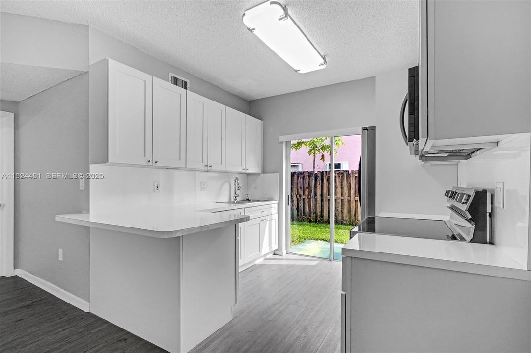 For Rent: $2,400 (2 beds, 2 baths, 824 Square Feet)