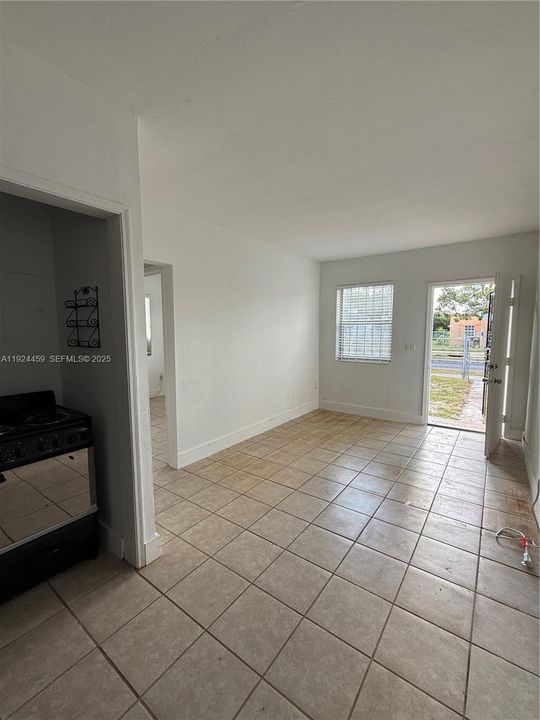 For Rent: $1,500 (1 beds, 1 baths, 902 Square Feet)