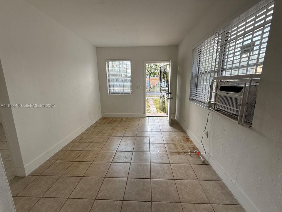 For Rent: $1,500 (1 beds, 1 baths, 902 Square Feet)