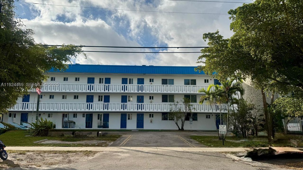 For Sale: $170,000 (1 beds, 1 baths, 830 Square Feet)