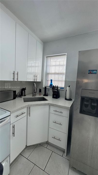 For Rent: $2,300 (2 beds, 1 baths, 806 Square Feet)