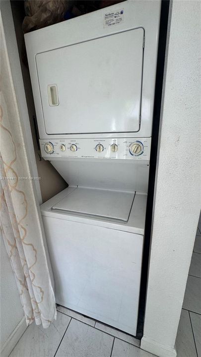 For Rent: $2,300 (2 beds, 1 baths, 806 Square Feet)