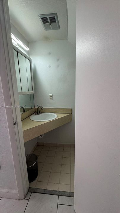 For Rent: $2,300 (2 beds, 1 baths, 806 Square Feet)