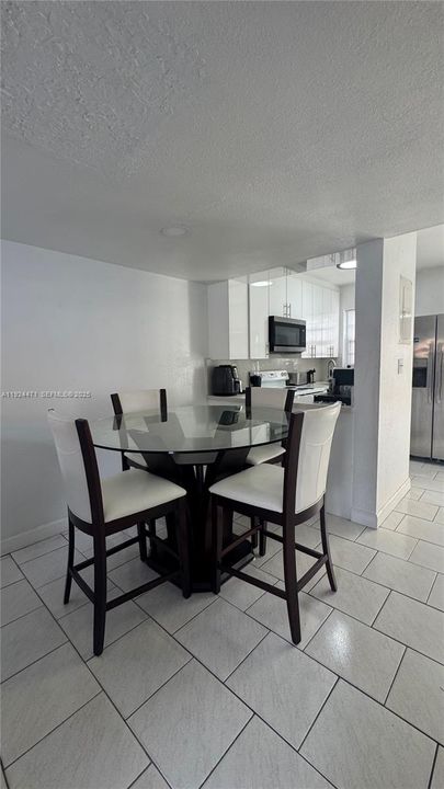 For Rent: $2,300 (2 beds, 1 baths, 806 Square Feet)