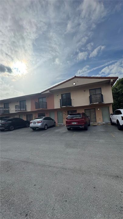 For Rent: $2,300 (2 beds, 1 baths, 806 Square Feet)