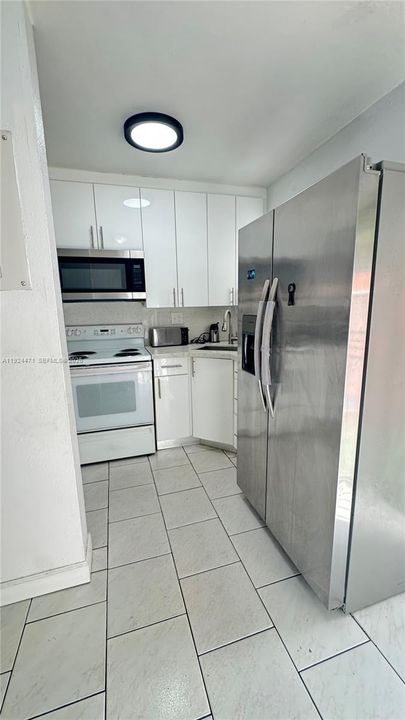 For Rent: $2,300 (2 beds, 1 baths, 806 Square Feet)