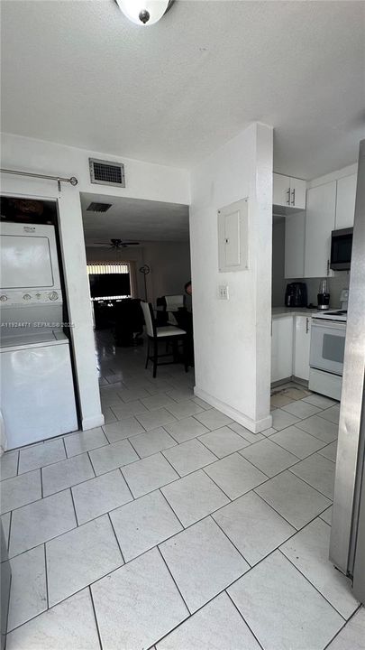 For Rent: $2,300 (2 beds, 1 baths, 806 Square Feet)