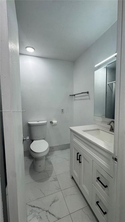 For Rent: $2,300 (2 beds, 1 baths, 806 Square Feet)