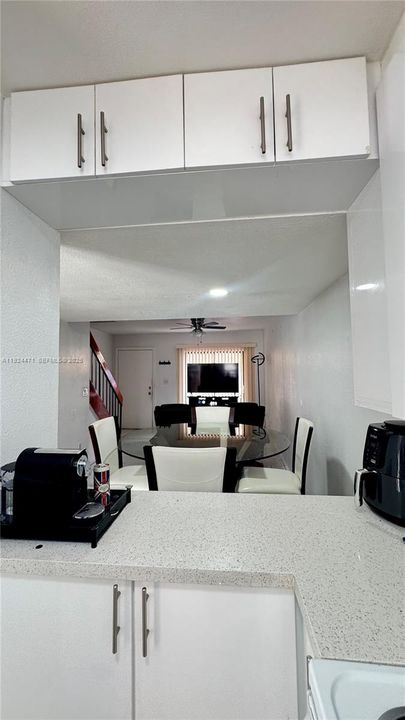 For Rent: $2,300 (2 beds, 1 baths, 806 Square Feet)