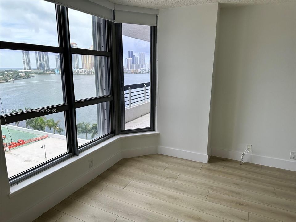 For Sale: $455,000 (2 beds, 2 baths, 1091 Square Feet)