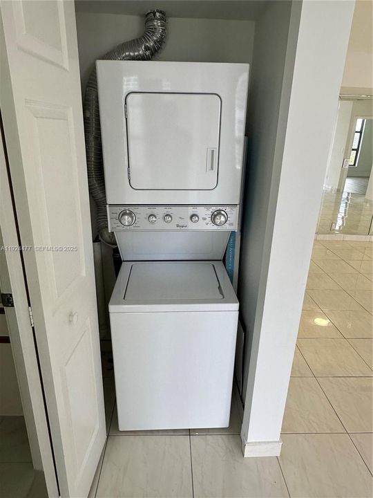 For Sale: $455,000 (2 beds, 2 baths, 1091 Square Feet)