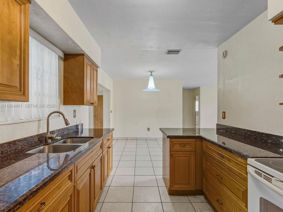 En Venta: $550,000 (4 camas, 2 baños, 1473 Pies cuadrados)