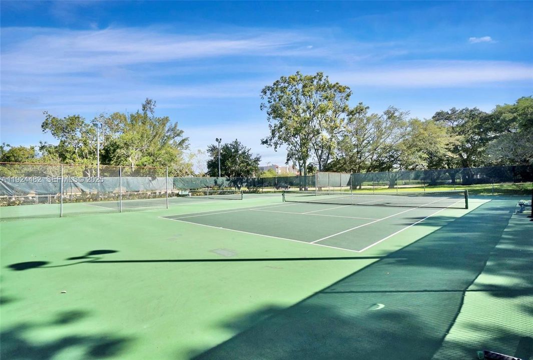 На продажу: $299,000 (2 спален, 2 ванн, 1385 Квадратных фут)