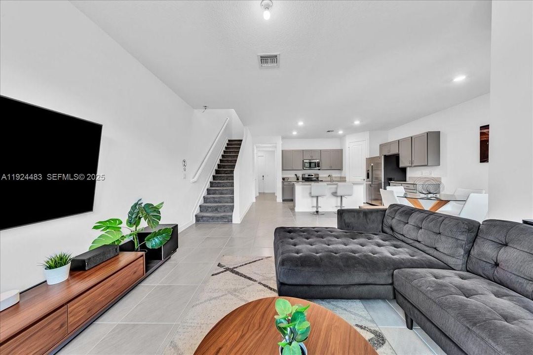 For Rent: $3,000 (3 beds, 2 baths, 1746 Square Feet)