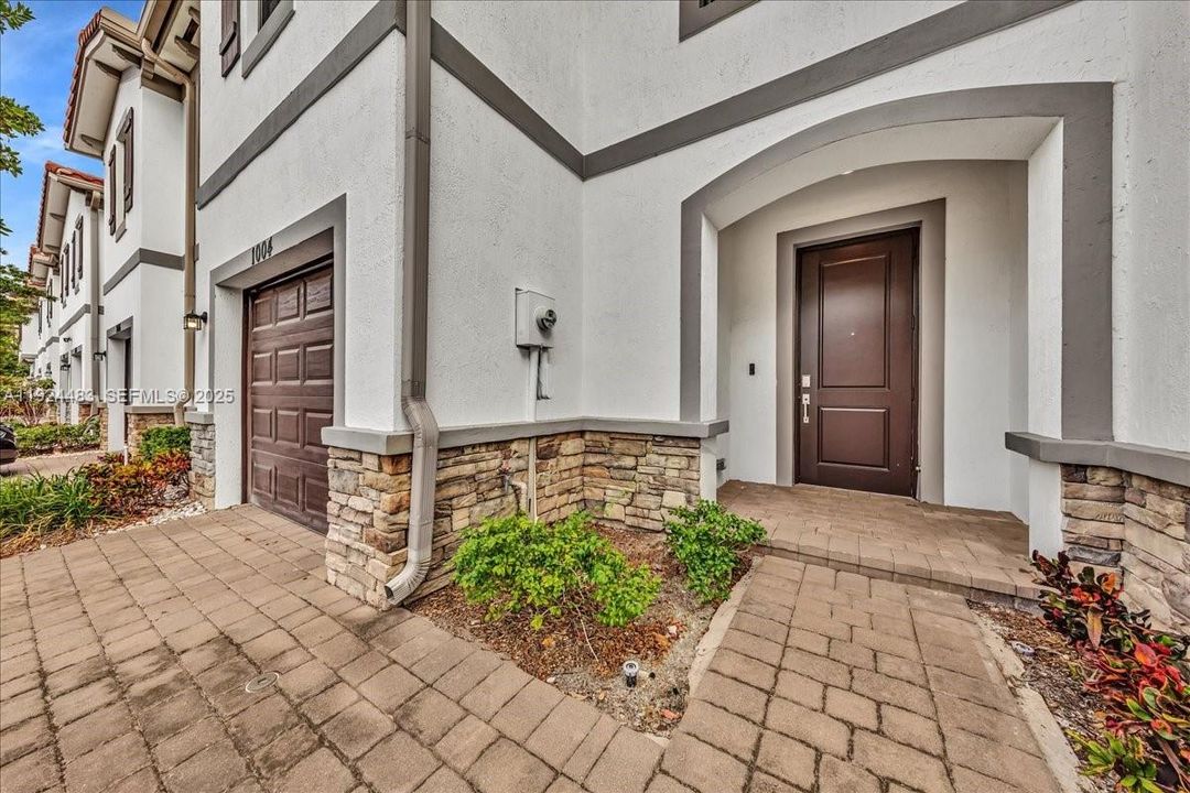 For Rent: $3,000 (3 beds, 2 baths, 1746 Square Feet)