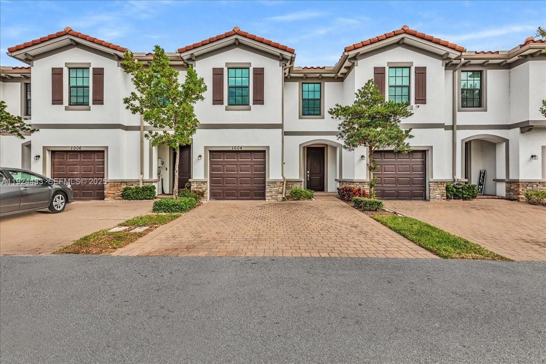 For Rent: $3,000 (3 beds, 2 baths, 1746 Square Feet)